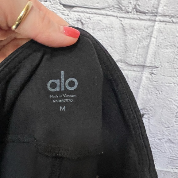 ALO YOGA EPIC LEGGING IN BLACK - Picture 8 of 10